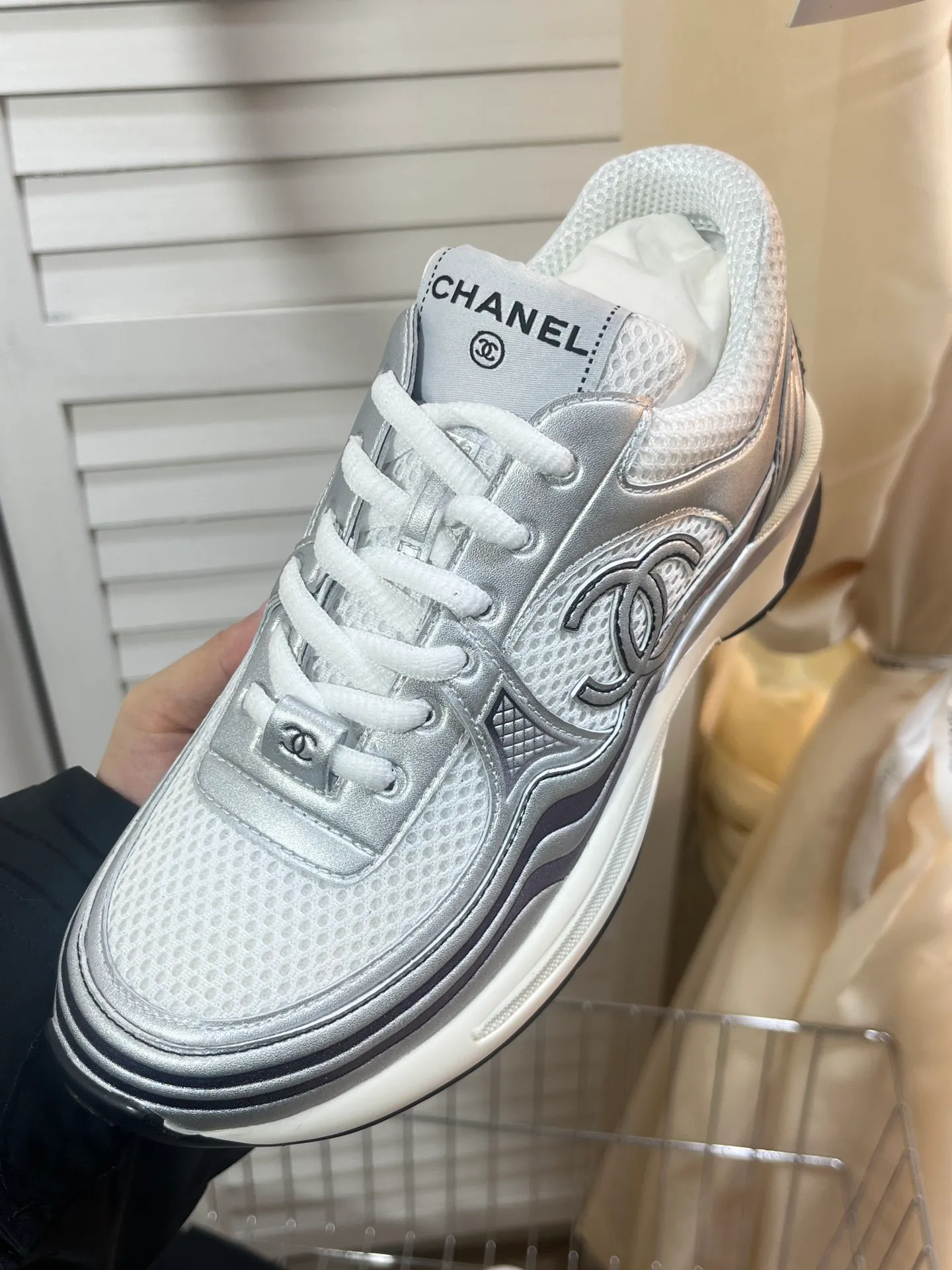 👟👟Ex-factory price 640👟👟 Men +10chanel Chanel 2023 early spring vacation series latest casual sports shoes silver white, gold white, silver gray, black and red! Incomparably beautiful and easy to wear, very light, the lining is also super soft, super comfortable, the upper is breathable, the color is high-end and durable, versatile. Upper: cowhide and cloth stitching. Lining: breathable mesh. Original foam combination outsole. Size: 35-45.